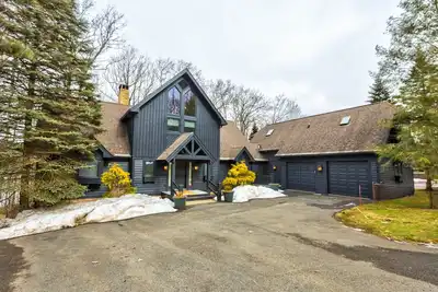 Image de 5br lakefront retreat with hot tub, sauna, & dock