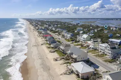 Image de Dog-friendly coastal home with wrap-around balcony, open layout, W/D, and Ac
