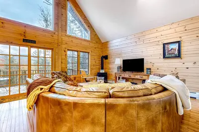 Log cabin-style home with mountain view - close to Vast\/skiing\/hiking\/golf