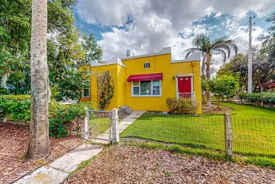 Image de Dog-friendly 1920s home near downtown with a yard, grill, streaming, & Ac