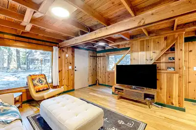Image de Tranquil & historic cabin with fireplace & deck views - near skiing