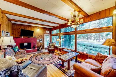 Image de Charming Wallowa Lake home with forest views, fireplace, & private W\/D