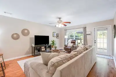 Image de Tranquil townhome near campus with seasonal pool access & private patio