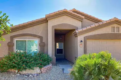 Image de Spacious desert home with hot tub, covered patio, grill, & modern finishes