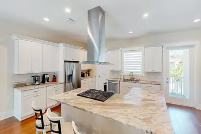 Luxury townhome with gulf view, open layout, & rooftop patio - snowbird-friendly