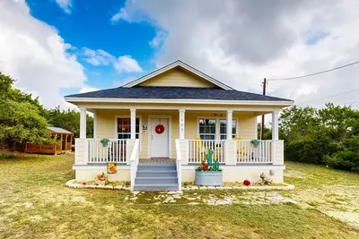 Image de Charming home with a covered deck, front porch, washer/dryer, streaming, & Ac