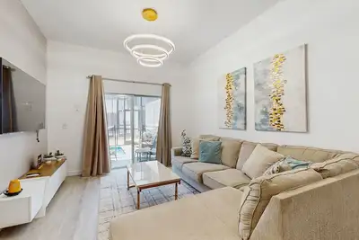 Image de Shining snowbird-friendly townhome with an enclosed pool & washer/dryer
