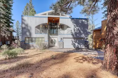 Image de Unique circular home with wood fireplace, grill, & Ev charger - dogs ok