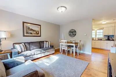 Image de Tranquil & charming retreat with patio & W/D - near river access, parks & trails