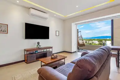 Image de Enchanting & modern beach retreat with pool, gym, & breathtaking balcony views