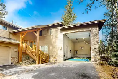 Image de Comfortable home with Sharc passes, private hot tub, balcony, & pickleball