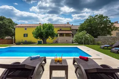 Image de Maison confortable à Porec avec sauna