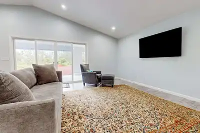 Image de Bright & modern dog-friendly oasis on two lush acres with generous patio & W/D