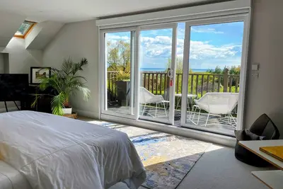 Image de London meets Port Lympne in this comfortable contemporary bungalow.