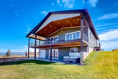 Image de Enchanting lake retreat with private hot tub & great balcony views