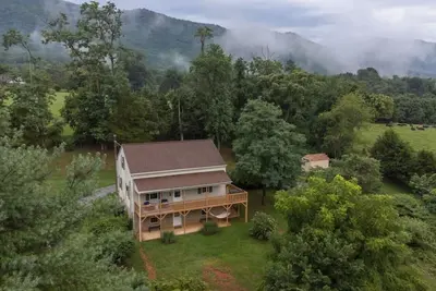 Image de Charming Cottage w\/ Incredible Views & Firepit