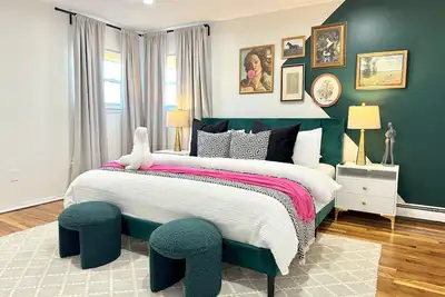 Image de Chic 2-Bed Apt Free Wi-Fi\/King Bed\/ Parking & Mid-Century Charm