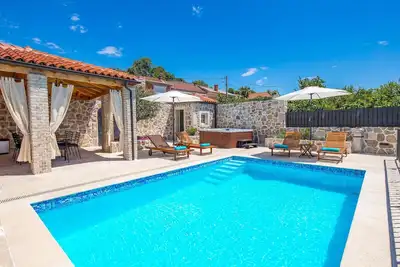 Image de Belle maison à Grizane avec sauna