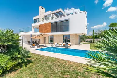 Image de Villa de luxe avec piscine et vue sur la mer