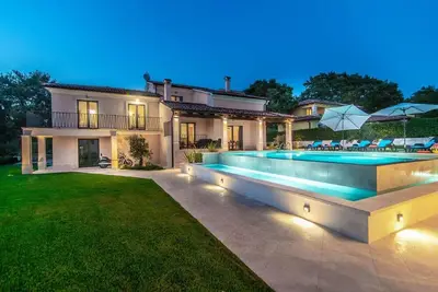 Image de Villa avec piscine et cuisine extérieure