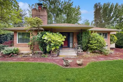 Image de Dog-friendly home on 1/2 acre with creek access, game room & 2 fireplaces