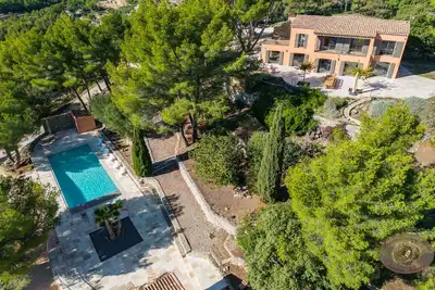 Image de Ancien Mas entièrement rénové avec piscine et vue mer à 180°
