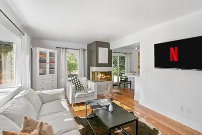 Image de Enjoy a stay at this cozy lower flat in Oak Park Michigan