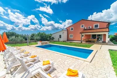Image de Villa Roza with private pool and 6 bedrooms near PoreÄŤ