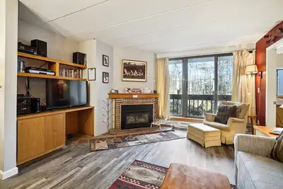 Image de Pinnacle D02, Lovely 2 bedroom, 2 bath unit with shuttle to the slopes everyday of the week. The outdoor pool, hot tub and tennis courts are open during summer only.
