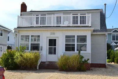 Image de Pet Friendly, Classic 1950s style 4 bedroom 3 full bath Stone Harbor beach house, just one block from the ocean and 7 blocks from 96th street.