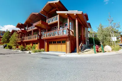 Image de Charming & Modern. Private Hot Tub, Gas Grill & Garage. Near Walking Trails