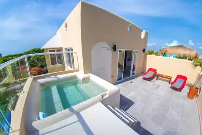 Image de Family getaway in this charming townhouse just steps away from Yal Ku Laggon!