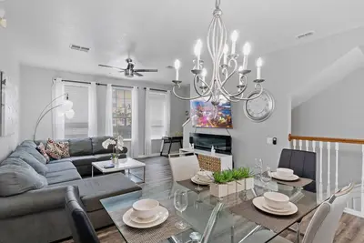 Image de 3-Br suites near convention and attractions!
