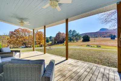 Image de Beautiful Farmhouse w\/ Pilot Mtn State Park Views!
