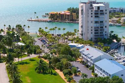 Image de Dolphin Cove~ Charming Waterfront Townhome w Pool
