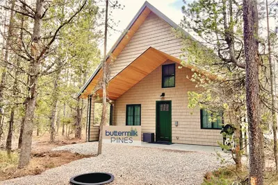 Image de Brand New cozy cabin in the woods. 5 mins to the lake. 40 mins to Yellowstone!
