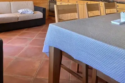 Image de Appartement confortable pour 5 Ă 6 personnes, salon avec poĂŞle et 1 divan-lit, coin cuisine avec lav