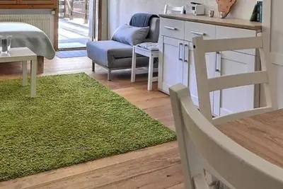 Image de Studio confortable pour 2 personnes, salon avec 1 lit double, coin cuisine avec lave-vaisselle, bain