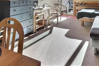 Image de Studio de confort moyen pour 2 à 4 personnes, salon avec 1 lit double et 1 divan-lit, coin cuisine,