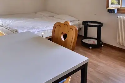 Image de Studio de confort moyen pour 2 personnes, salon avec 2 lits, coin cuisine, douche-Wc, balcon, 5ème é