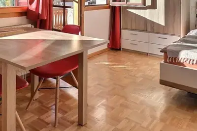 Image de Studio de confort moyen pour 2 personnes, salon avec 1 lit double (140), coin cuisine, douche-Wc, ba