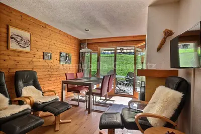 Image de Appartement de confort moyen pour 3 à 4 personnes, petit salon avec cheminée, coin cuisine avec lave
