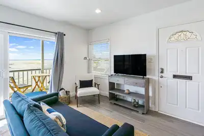 Image de Beachfront home with boogie boards and enclosed back yard