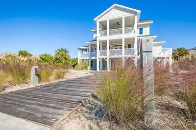 Image de Stunning Home near S. Beach. Ocean Views from Upper Deck - Both Clubs available