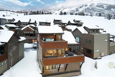 Image de Rooftop Views + Convenience | Nokota Lodge
