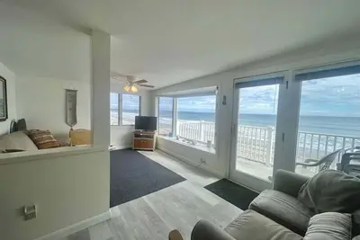 Image de Oceanfront Wells Beach Condo - Ocean Surf #5