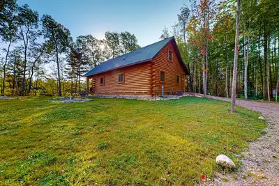 Image de New dog-friendly cabin with river views, grill, modern interior, W\/D, and Ac