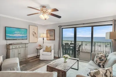Image de Private Beachfront Sleeps 12 Gated Pool Luxury accommodations