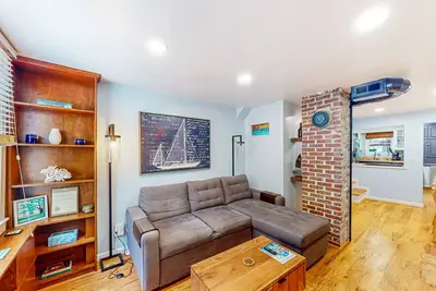 Image de Gorgeous & bright retreat with patio, firepit, W/D, & stunning rooftop views