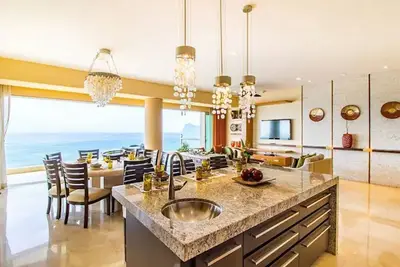 Image de Spacious / Luxurious Two Bedroom Suite - gorgeous! \n\n